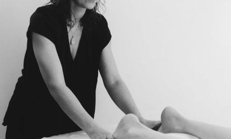 Magali Hemard en séance massage - thérapeute psycho-corporelle
